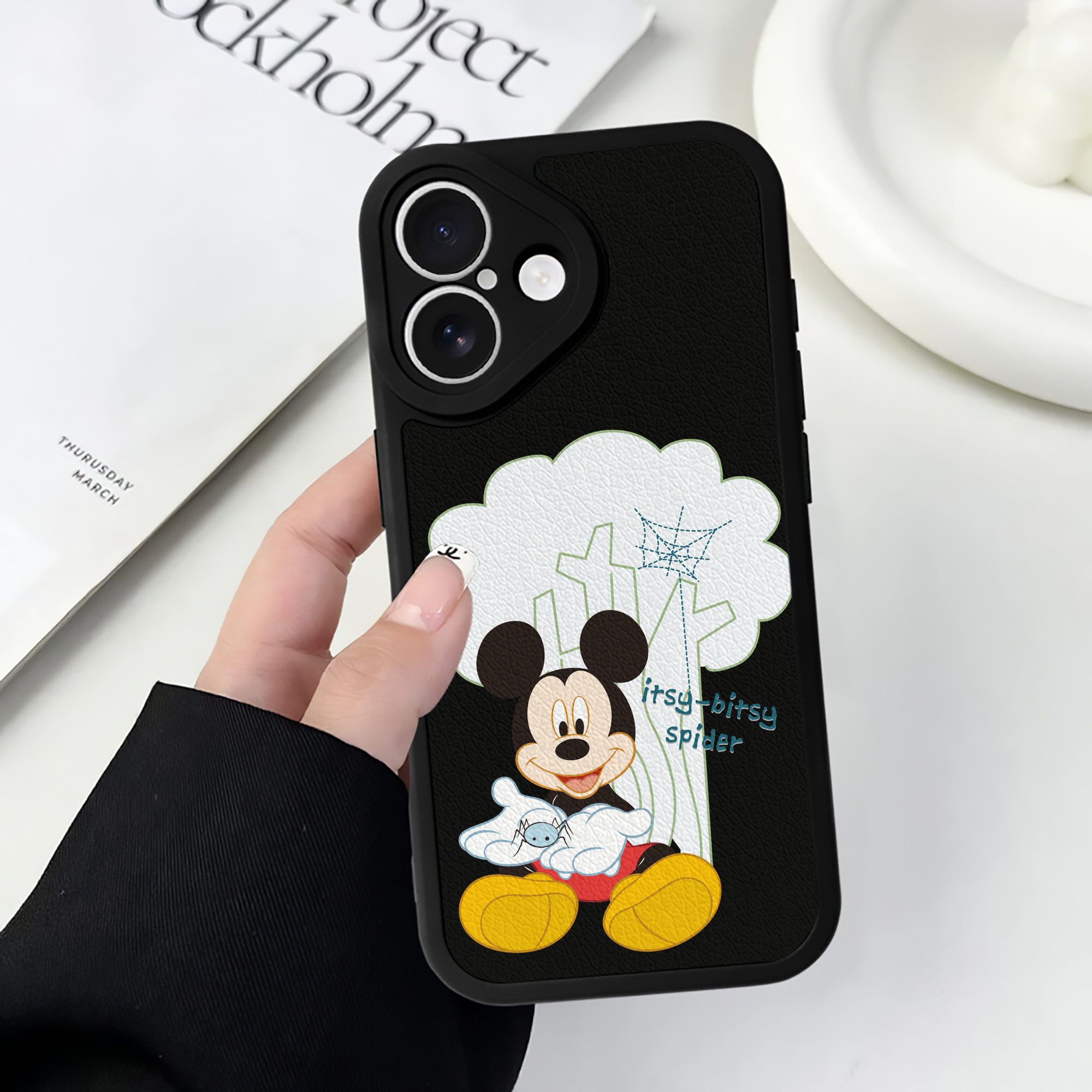 （画像用） ミッキーマウス Mickey Mouse 【iPhone 16シリーズ対応】シリコンスマホケース（レザー調） 材質：シリコン